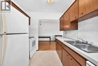 823 67 Avenue SW Calgary Alberta photo 4