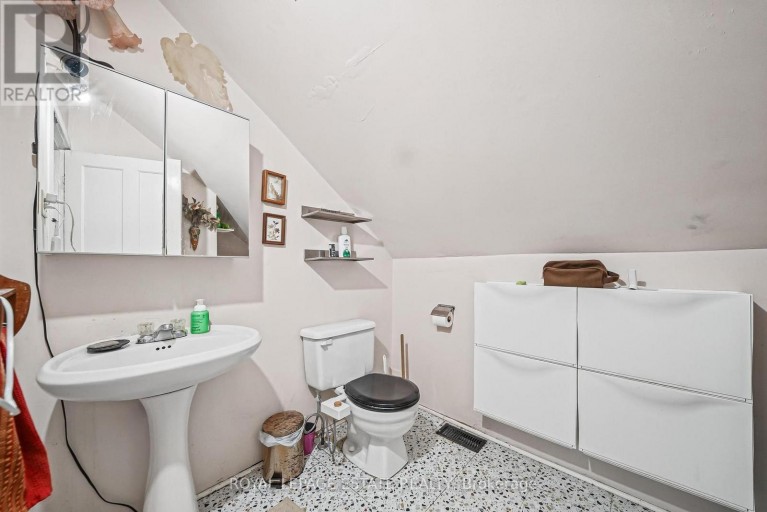 110-112 BALDWIN STREET, Toronto (Kensington-Chinatown), Ontario, M5T1L6