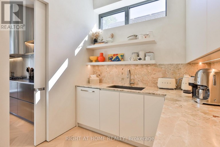 127 YONGE BOULEVARD, Toronto (Bedford Park-Nortown), Ontario, M5M3H2