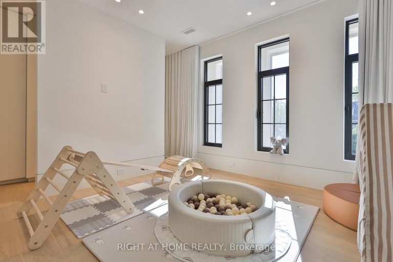 127 YONGE BOULEVARD, Toronto (Bedford Park-Nortown), Ontario, M5M3H2