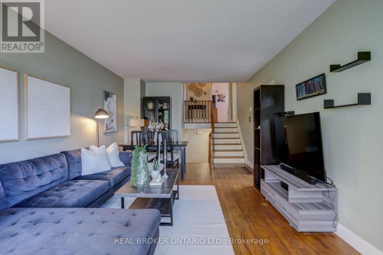 82 TECUMSEH DRIVE, Aurora (Aurora Heights), Ontario, L4G2X4