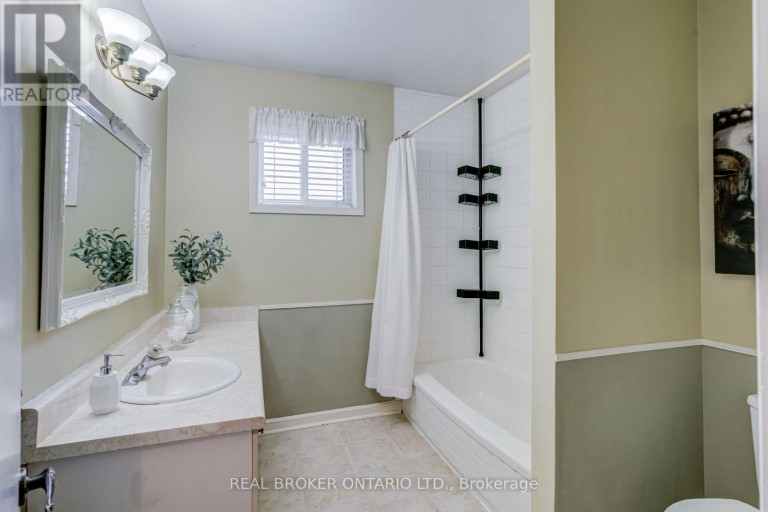 82 TECUMSEH DRIVE, Aurora (Aurora Heights), Ontario, L4G2X4