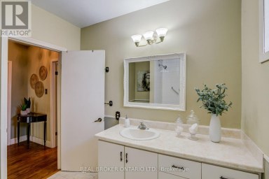82 TECUMSEH DRIVE Aurora (Aurora Heights) Ontario photo 23