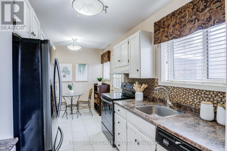 82 TECUMSEH DRIVE, Aurora (Aurora Heights), Ontario, L4G2X4