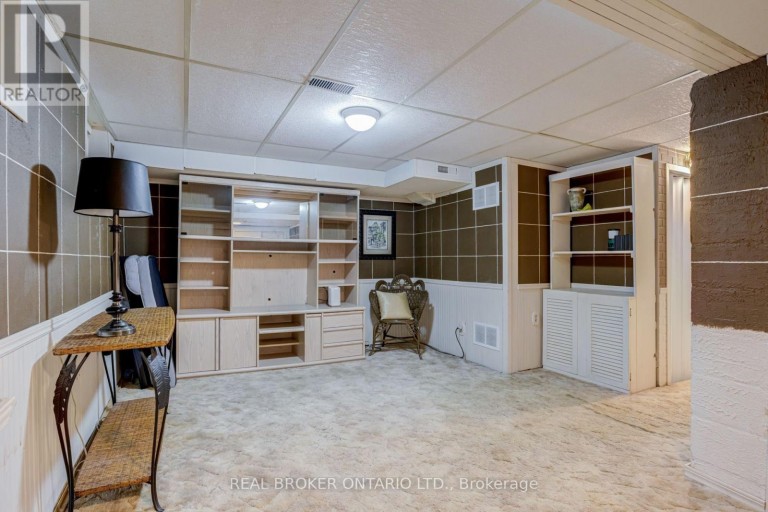 82 TECUMSEH DRIVE, Aurora (Aurora Heights), Ontario, L4G2X4