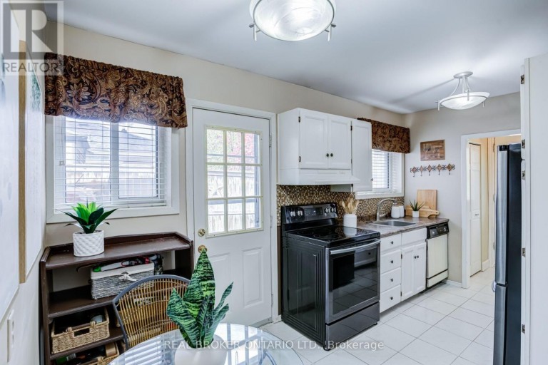 82 TECUMSEH DRIVE, Aurora (Aurora Heights), Ontario, L4G2X4