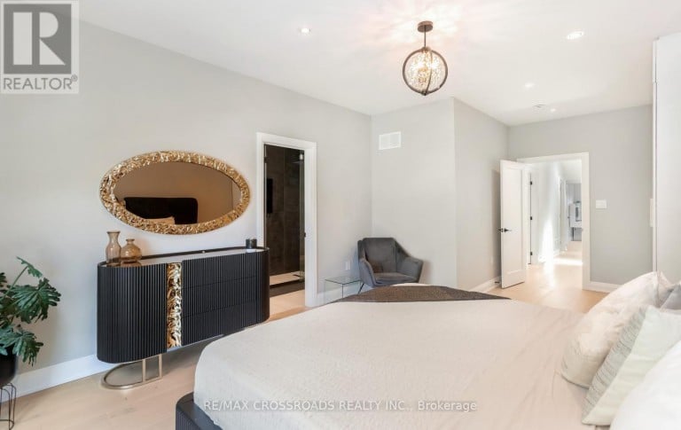 10 HAMSTEAD AVENUE, Toronto (Woodbine-Lumsden), Ontario, M4C2S4