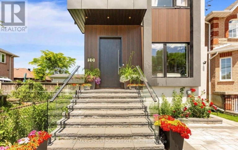10 HAMSTEAD AVENUE, Toronto (Woodbine-Lumsden), Ontario, M4C2S4