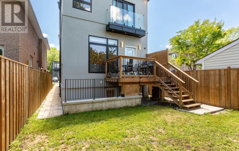 10 HAMSTEAD AVENUE, Toronto (Woodbine-Lumsden), Ontario, M4C2S4