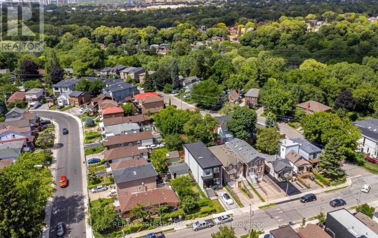 10 HAMSTEAD AVENUE, Toronto (Woodbine-Lumsden), Ontario, M4C2S4