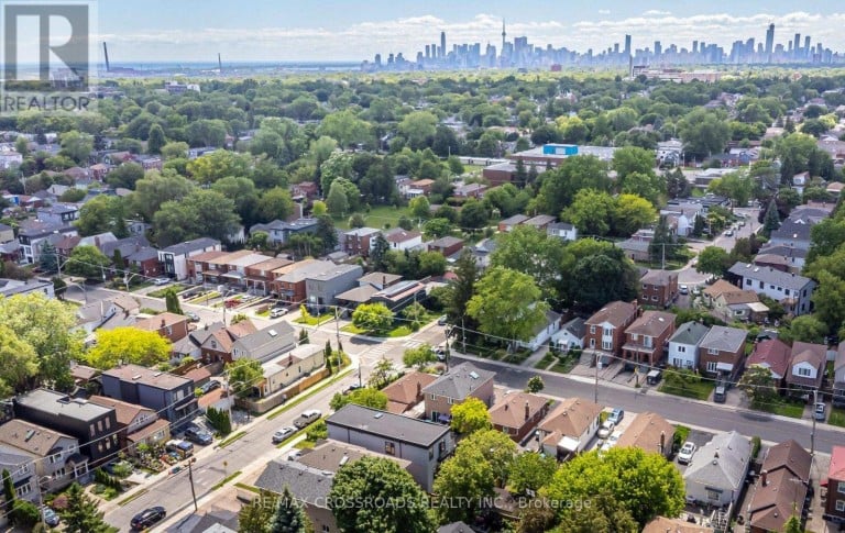 10 HAMSTEAD AVENUE, Toronto (Woodbine-Lumsden), Ontario, M4C2S4
