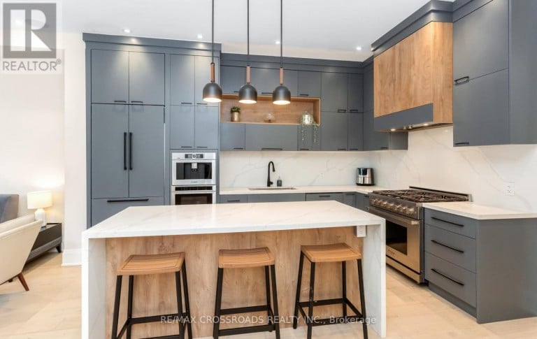 10 HAMSTEAD AVENUE, Toronto (Woodbine-Lumsden), Ontario, M4C2S4