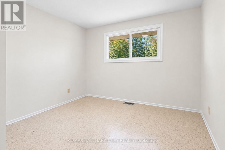 14 HEATH STREET, Barrie (Cundles East), Ontario, L4M3J9