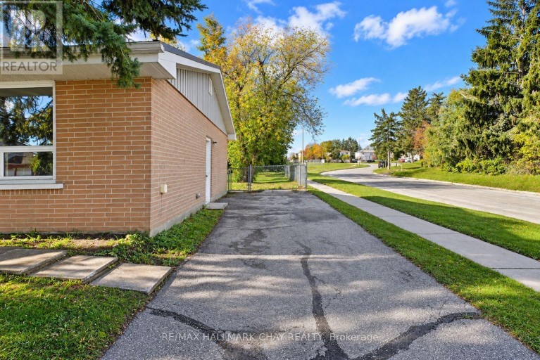 14 HEATH STREET, Barrie (Cundles East), Ontario, L4M3J9