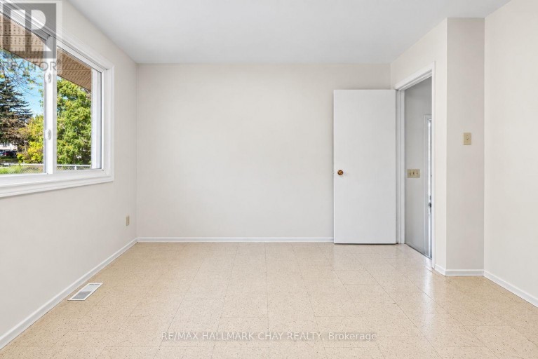 14 HEATH STREET, Barrie (Cundles East), Ontario, L4M3J9