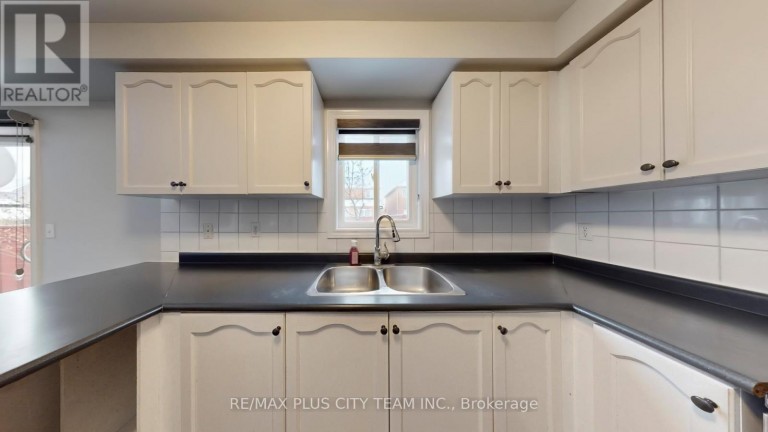 4 SLESSOR LANE, Brampton (Bram East), Ontario, L6P1M3