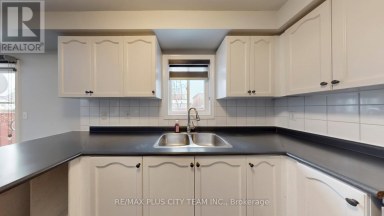 4 SLESSOR LANE Brampton (Bram East) Ontario photo 11
