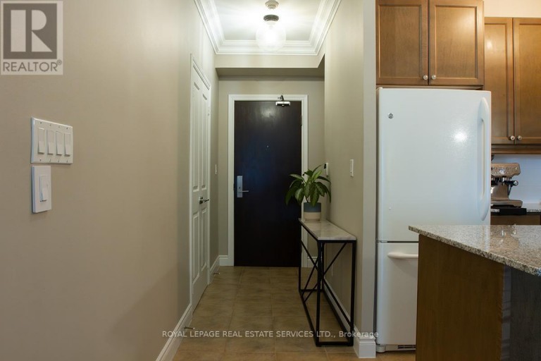 219 - 25 EARLINGTON AVENUE, Toronto (Kingsway South), Ontario, M8X3A3