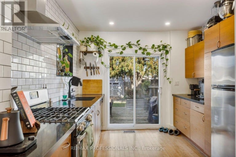 44 MCCORMACK STREET, Toronto (Rockcliffe-Smythe), Ontario, M6N1X6