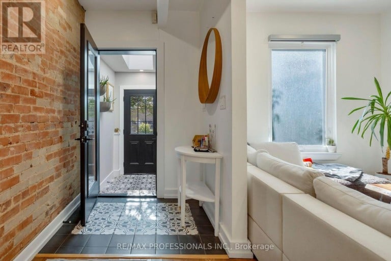44 MCCORMACK STREET, Toronto (Rockcliffe-Smythe), Ontario, M6N1X6