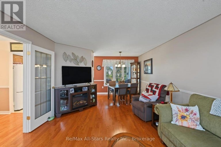9 HILLVIEW DRIVE, Kawartha Lakes (Bobcaygeon), Ontario, K0M1A0