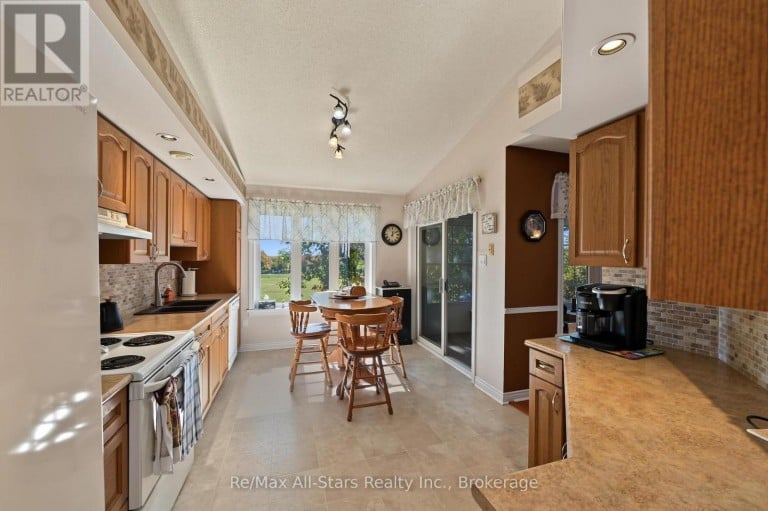 9 HILLVIEW DRIVE, Kawartha Lakes (Bobcaygeon), Ontario, K0M1A0