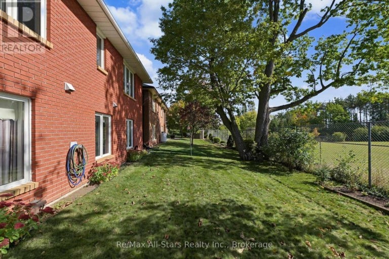 9 HILLVIEW DRIVE, Kawartha Lakes (Bobcaygeon), Ontario, K0M1A0