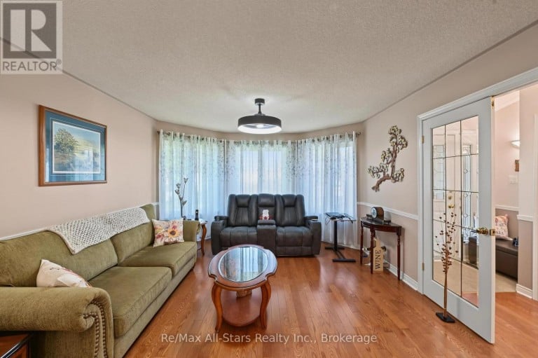 9 HILLVIEW DRIVE, Kawartha Lakes (Bobcaygeon), Ontario, K0M1A0