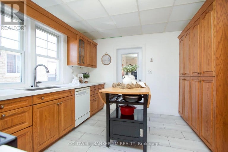 49 BROCK STREET E, Oshawa (O'Neill), Ontario, L1G1R8