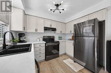24 BROOKFIELD CRESCENT Kitchener Ontario photo 10