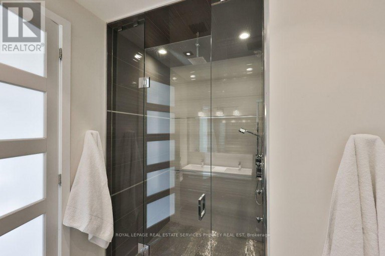 647 MONTBECK CRESCENT, Mississauga (Lakeview), Ontario, L5G1P1