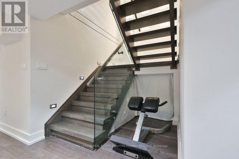 647 MONTBECK CRESCENT, Mississauga (Lakeview), Ontario, L5G1P1