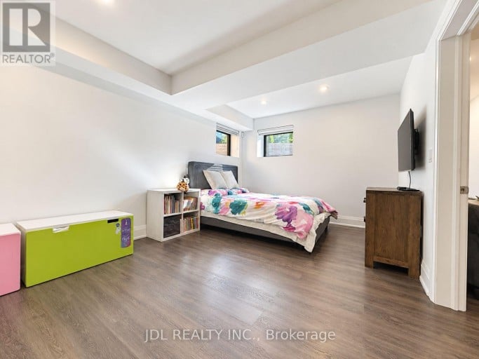 48 SHARRON DRIVE, Toronto (Leaside), Ontario, M4G2A6