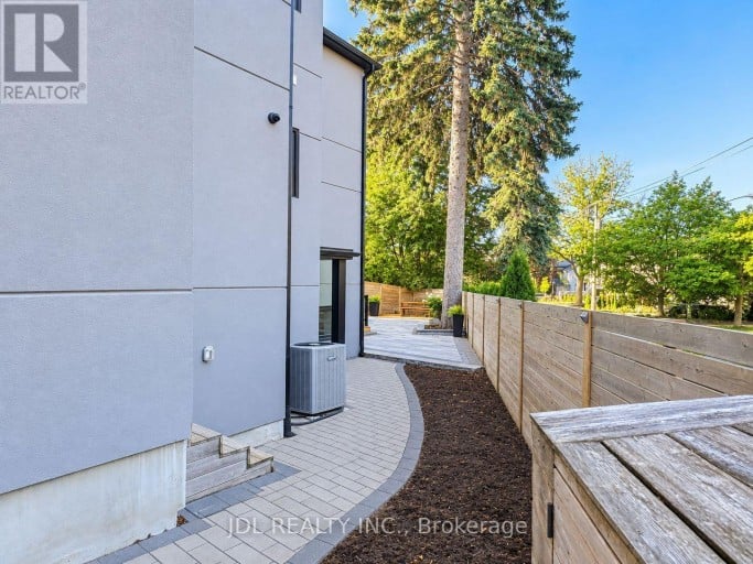 48 SHARRON DRIVE, Toronto (Leaside), Ontario, M4G2A6