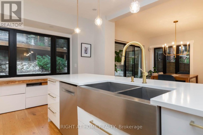 16 PINE CRESCENT, Toronto (The Beaches), Ontario, M4E1L2