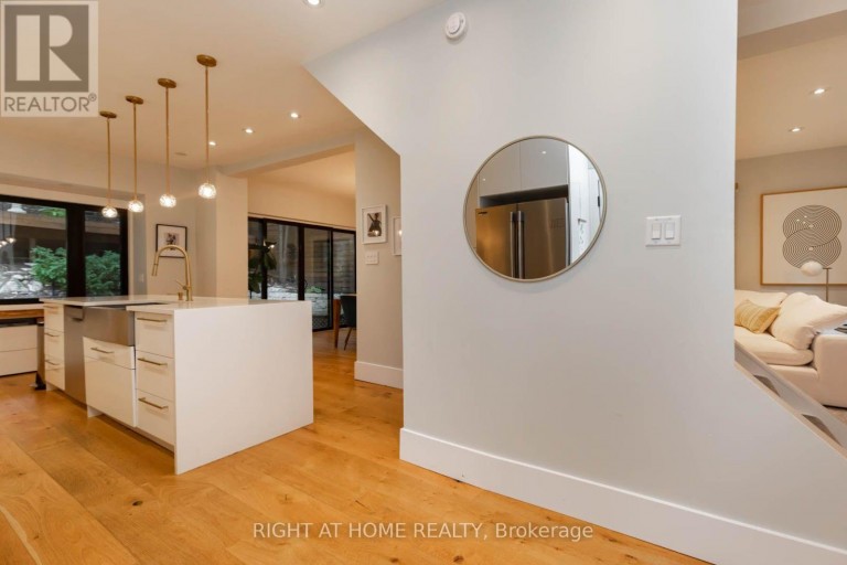 16 PINE CRESCENT, Toronto (The Beaches), Ontario, M4E1L2