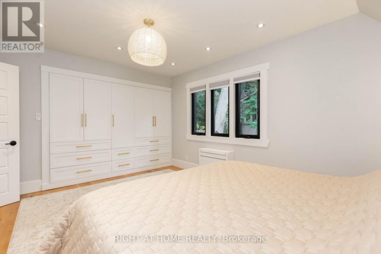 16 PINE CRESCENT, Toronto (The Beaches), Ontario, M4E1L2