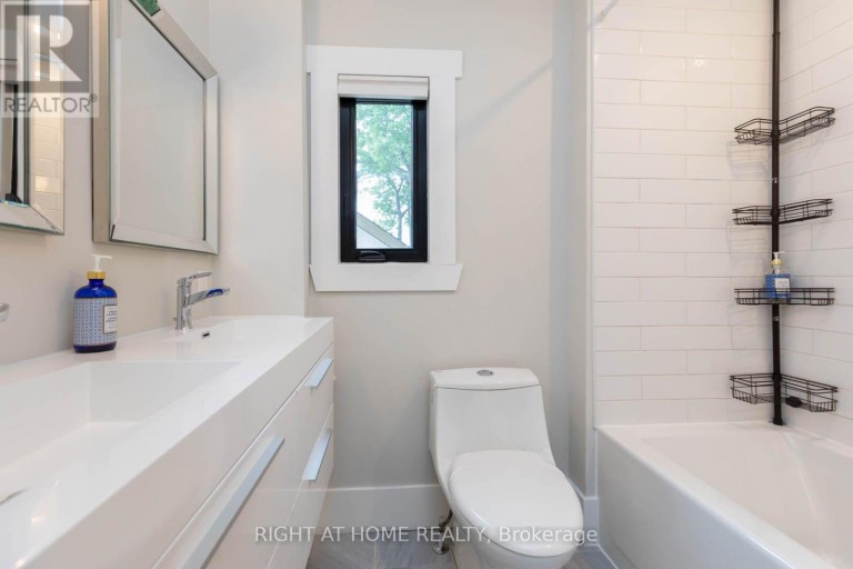 16 PINE CRESCENT, Toronto (The Beaches), Ontario, M4E1L2