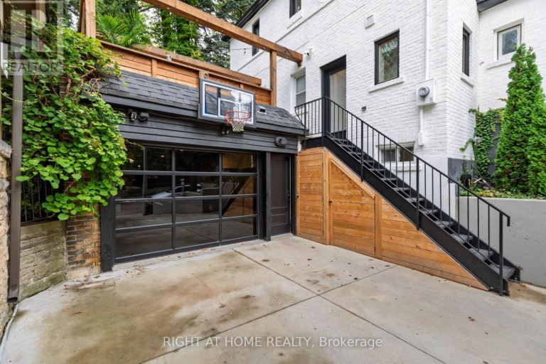 16 PINE CRESCENT, Toronto (The Beaches), Ontario, M4E1L2