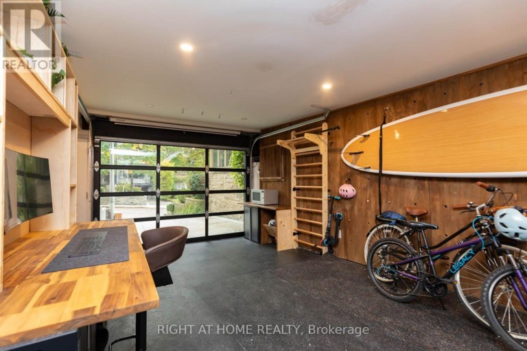 16 PINE CRESCENT, Toronto (The Beaches), Ontario, M4E1L2