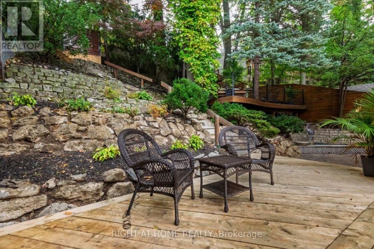 16 PINE CRESCENT, Toronto (The Beaches), Ontario, M4E1L2