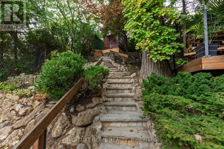 16 PINE CRESCENT, Toronto (The Beaches), Ontario, M4E1L2