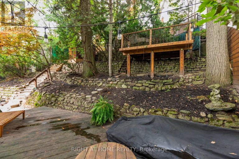 16 PINE CRESCENT, Toronto (The Beaches), Ontario, M4E1L2