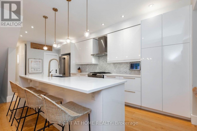 16 PINE CRESCENT, Toronto (The Beaches), Ontario, M4E1L2