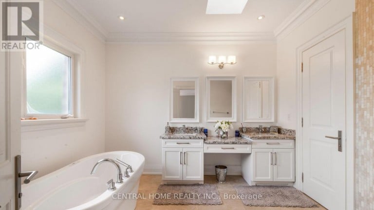 1 TALLY LANE, Toronto (Bayview Village), Ontario, M2K1V3