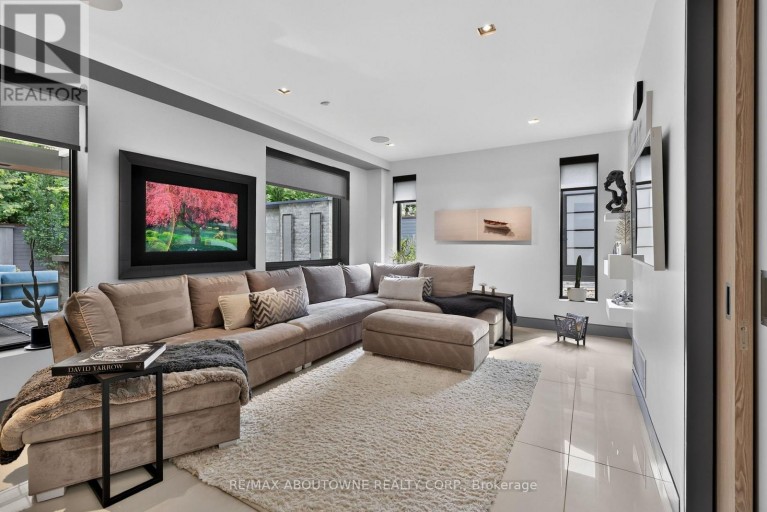 2108 PORTWAY AVENUE, Mississauga (Sheridan), Ontario, L5H3M7