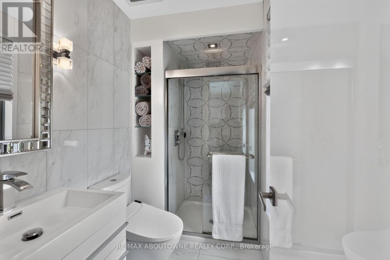 2108 PORTWAY AVENUE, Mississauga (Sheridan), Ontario, L5H3M7