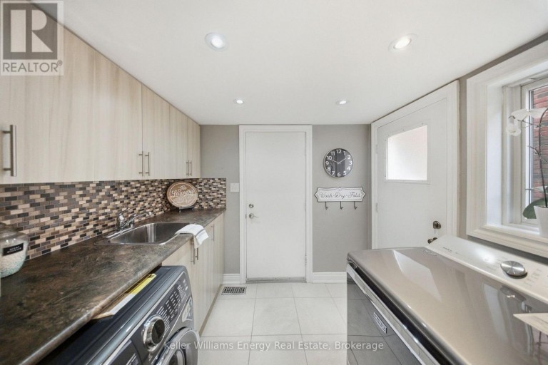 8 HOLLIMAN LANE, Ajax (South East), Ontario, L1Z1K6