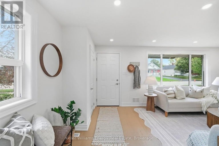 54 EASTLAWN STREET, Oshawa (Donevan), Ontario, L1H7J8