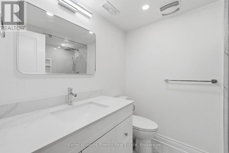 54 EASTLAWN STREET, Oshawa (Donevan), Ontario, L1H7J8